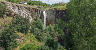 Elazığ'da saklı doğa harikası: Nişankaya şelalesi ve doğal kanyon