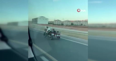 Elazığ'da sepetli motosikletle tehlikeli yolculuk