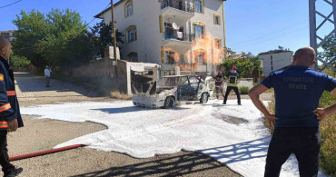 Elazığ'da Seyir Halindeyken Yanan Araç Kullanılamaz Hale Geldi