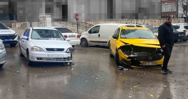 Elazığ'da Trafik Kazası: İki Yaralı