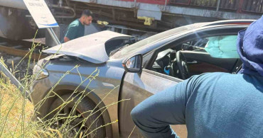 Elazığ'da tren otomobile çarptı
