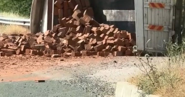 Elazığ’da tuğla yüklü kamyon devrildi, 1 kişi hafif yaralandı