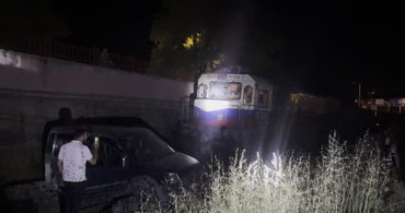 Elazığ'da yük treni hafif ticari araca çarptı: 2 yaralı