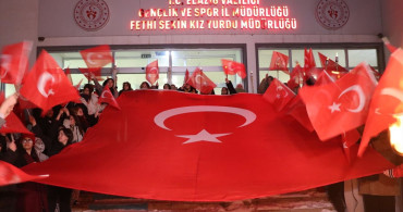 Elazığlı Üniversitelilerden Türk Bayrağına Sahip Çıkma Tepkisi