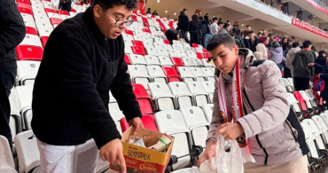 Elmalı Öğrencilerden Örnek Davranış: Tribünü Temizlediler