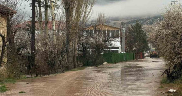 Elmalı'da Sağanak Yağış Tarım Alanlarını Vurdu