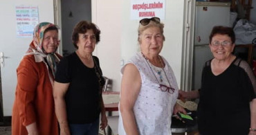 Emekli kadınlar gözleme satarak üniversite öğrencilere burs desteği sağlıyor