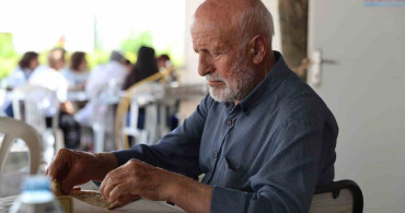 Emekli kadınlar gözleme satarak üniversitelilere destek oluyor