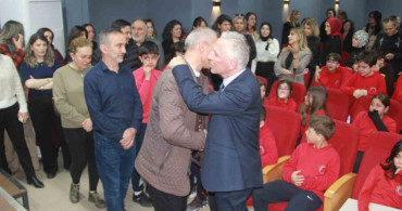 Emekli Öğretmene Duygusal Veda Töreni