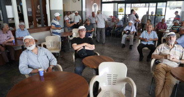 Emeklilere ücretsiz çay ve kütüphane imkanı sunan emekli kahveleri