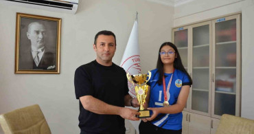 Emet kaymakamı Başkapan, il birincisi kız voleybol takımını kabul etti