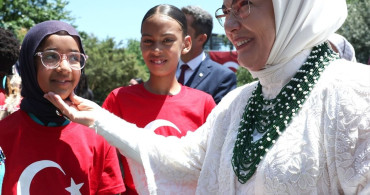 Emine Erdoğan, Güney Afrika'daki Uluslararası Maarif Okulu'nu Ziyaret Etti