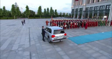 Emine Erdoğan, Macron’un elini öpmesine izin vermedi