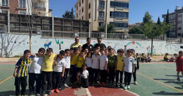 Emniyet Müdürü Celal Özcan'dan Öğrencilere Futbol ve İlham Dolu Ziyaret