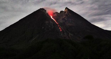 Endonezya'da Merapi Yanardağı Patladı!