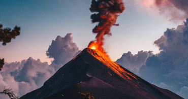 Endonezya'da Merapi Yanardağı'ndaki patlamalar nedeniyle 11 dağcı hayatını kaybetti