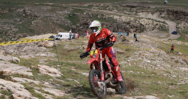 Enduro şampiyonası finali tendürek'te 'terörsüz türkiye' pankartıyla başladı