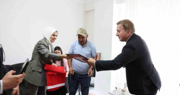 Engelli kardeşlerine ömrünü adayan Çilem’e ev tapusu teslim edildi