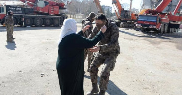Enkazda kendisini sırtlayarak kurtaran polise sarılarak ağladı