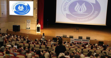 Erciyes Üniversitesi İlahiyat Fakültesi'nde mezuniyet sevinci