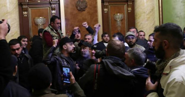 Ermeni Halk Paşinyan'ı Protesto Etmeye Başladı!