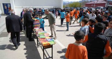 Ersin Bilge, Erzincan'da Öğrencilere Kitap Hediye Etti