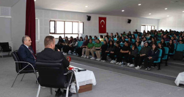 ERÜ Rektörü Altun Develi'de Öğrencilerle Buluştu