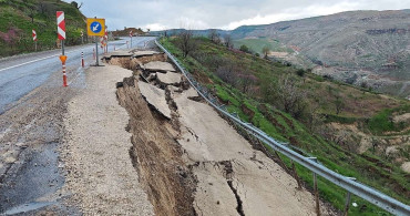 Eruh’taki Heyelan Sonrası Yol Çöktü