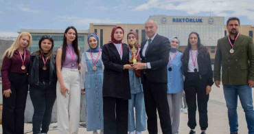 Erzincan Binali Yıldırım Üniversitesi'nde Bahar Şenlikleri Ödül Töreni
