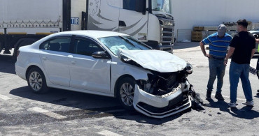 Erzincan'da 3 aracın karıştığı trafik kazası güvenlik kamerasına yansıdı