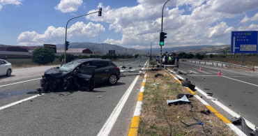Erzincan'da 5 kişinin yaralandığı trafik kazası kameraya yansıdı