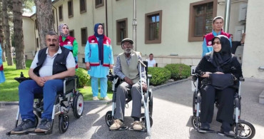 Erzincan’da ihtiyaç sahibi vatandaşlara akülü engelli aracı desteği