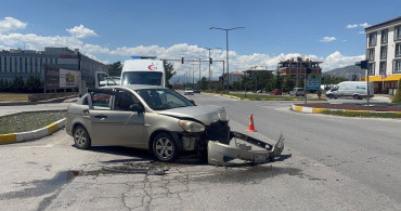 Erzincan'da iki otomobil çarpıştı: Araçlar hurdaya döndü