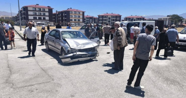 Erzincan'da kamyonet ile otomobil çarpıştı, maddi hasar oluştu