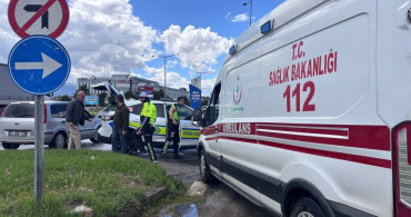 Erzincan'da Kavşakta Trafik Kazası: 3 Yaralı