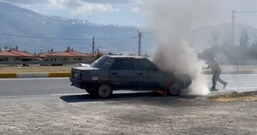 Erzincan'da otomobil yangını: sürücünün dikkatsiz müdahalesi dikkat çekti