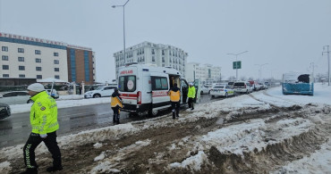 Erzincan'da Polis Aracı Devrildi, 2 Memur Yaralandı