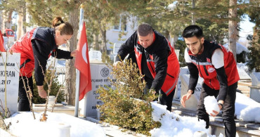 Erzincan'da Şehit Mezarlarına Bakım Çalışması