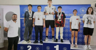 Erzincanlı yüzücüler analig bölge müsabakalarından 12 madalyayla döndü