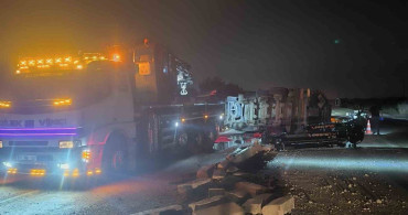 Erzin'de yakıt yüklü tanker devrildi