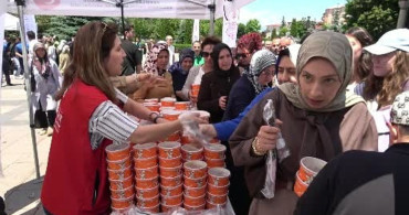 Erzurum'da aşure dağıtımında vatandaşlar uzun kuyruklar oluşturdu