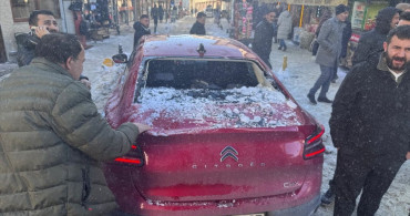 Erzurum'da Çatıdan Düşen Kar Kütlesi Araçta Hasar Yüzünden Sürücü ŞanslıYDı