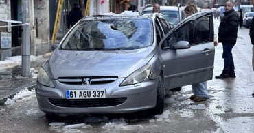 Erzurum'da Çatılardan Düşen Kar, Araçları Vuruyor