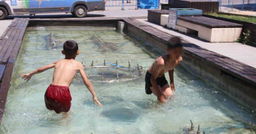 Erzurum'da çocuklar süs havuzunda serinledi