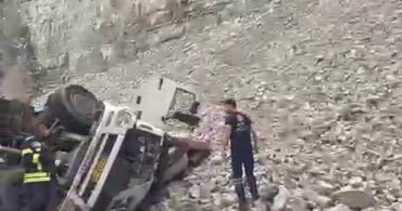 Erzurum'da freni patlayan tırdan atlayan sürücü hayatını kaybetti, 2 kişi yaralandı