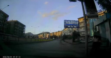 Erzurum'da gençlerin son anda kurtuluşu kamerada kaydedildi