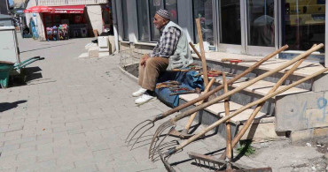 Erzurum'da hayırsever iş insanı Mehmet Coşkun'un tarım aletlerini satın aldı