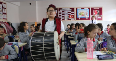 Erzurum'da İlkokul Öğrencileri Ramazan Coşkusunu Davul ve Manilerle Kutladı