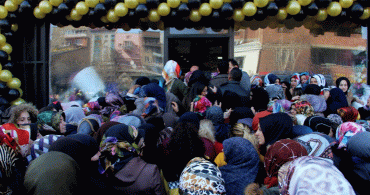  Erzurum'da Mağaza Açılışında İzdiham Yaşandı