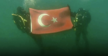 Erzurum’da SAK Timi Donmuş Gölde Türk Bayrağı Açtı